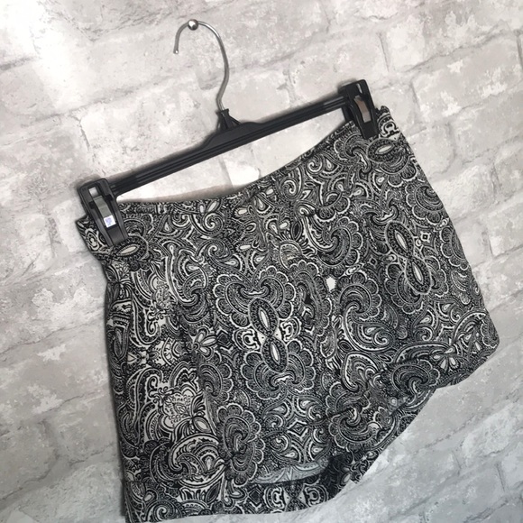 EXPRESS | Paisley Print Black & White Woven Shorts - Picture 1 of 8